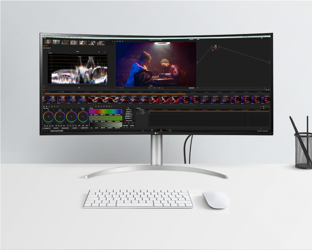 "LG 40WP95C-W" monitor for video editing