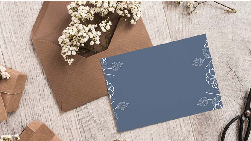 Elige un sobre que combine con tu diseño de invitación de bodas