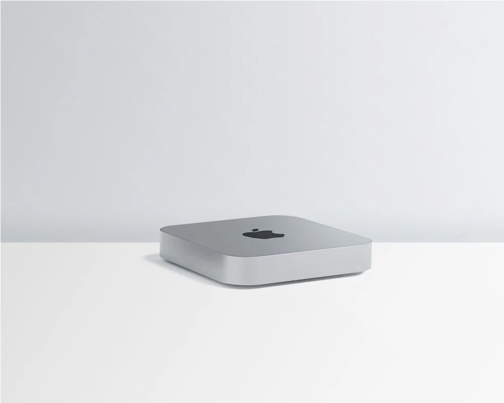 Apple Mac Mini con chip M2 Pro, colocado sobre una mesa