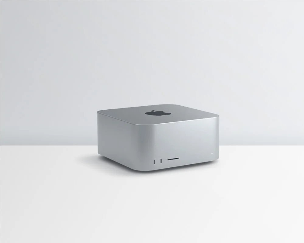 Apple Mac Studio con chip M1 Ultra, sobre una mesa