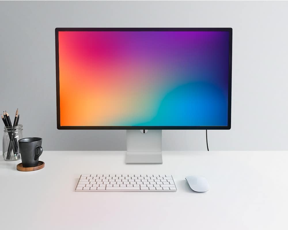 Monitor Apple Studio Display de 27" en un escritorio, visto de frente