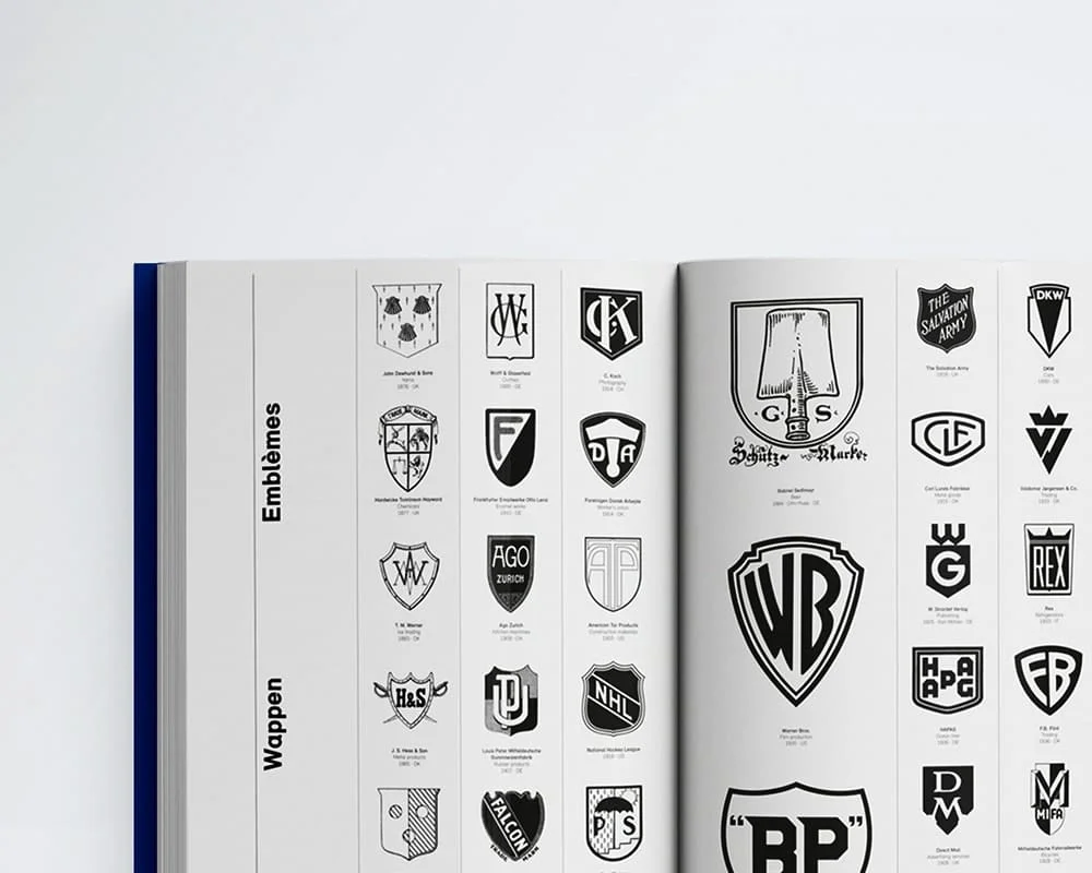 Detalle de las páginas interiores del libro "Logo Beginnings" del autor Jens Müller