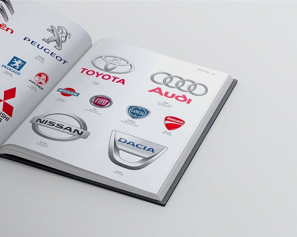 Detalle de las páginas interiores del libro "LOGO Design. Global Brands" del autor Julius Wiedemann