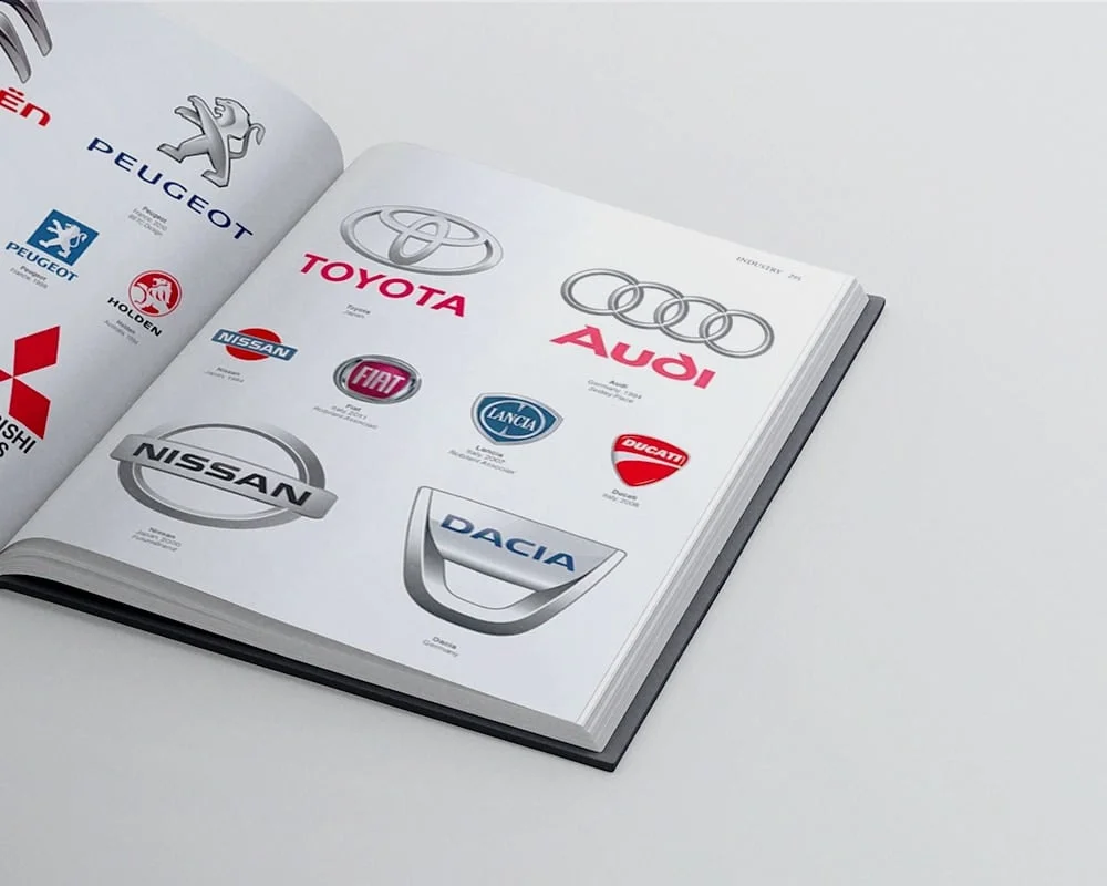 Detalle de las páginas interiores del libro "LOGO Design. Global Brands" del autor Julius Wiedemann