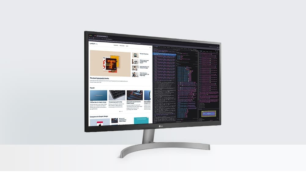 Vista frontal del monitor LG 27UL500-W sobre una mesa de escritorio