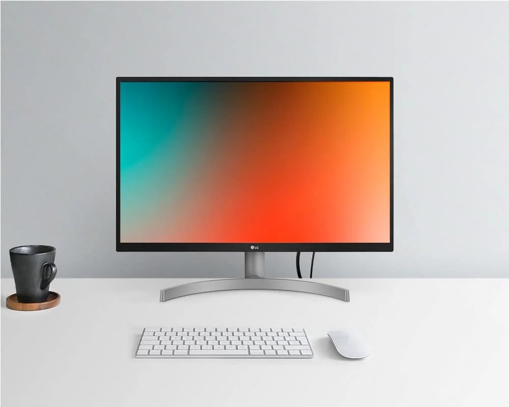 Monitor LG 27UL500-W de 27" en un escritorio, visto de frente