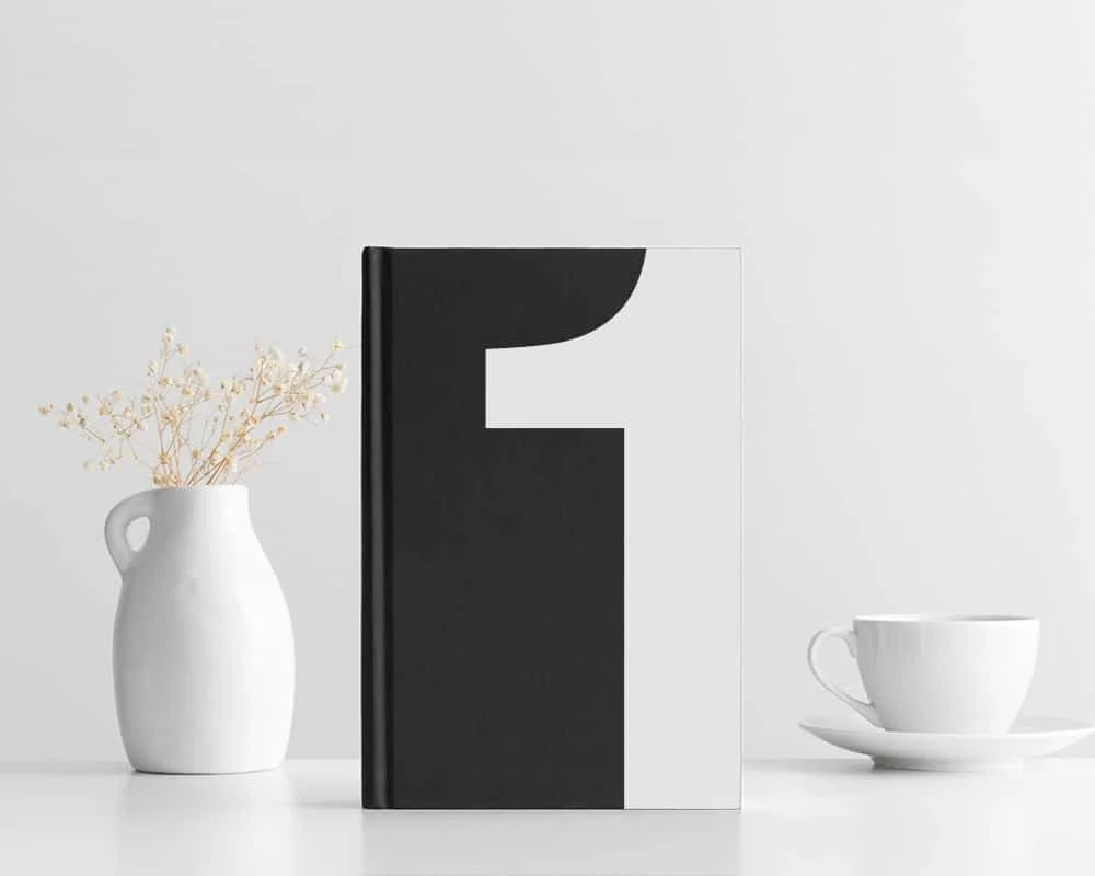 Diseño de una cubierta de libro original sobre una mesa