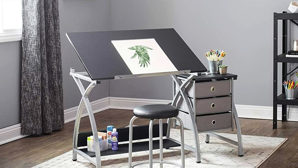 Escritorio-Mesa de dibujo con cajones y un taburete, situada en una habitación de casa