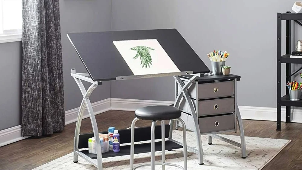 Escritorio-Mesa de dibujo con cajones y un taburete, situada en una habitaci&oacute;n de casa