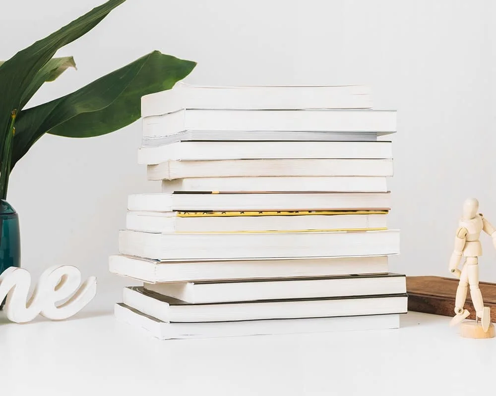 Pila de diversos libros sobre una mesa