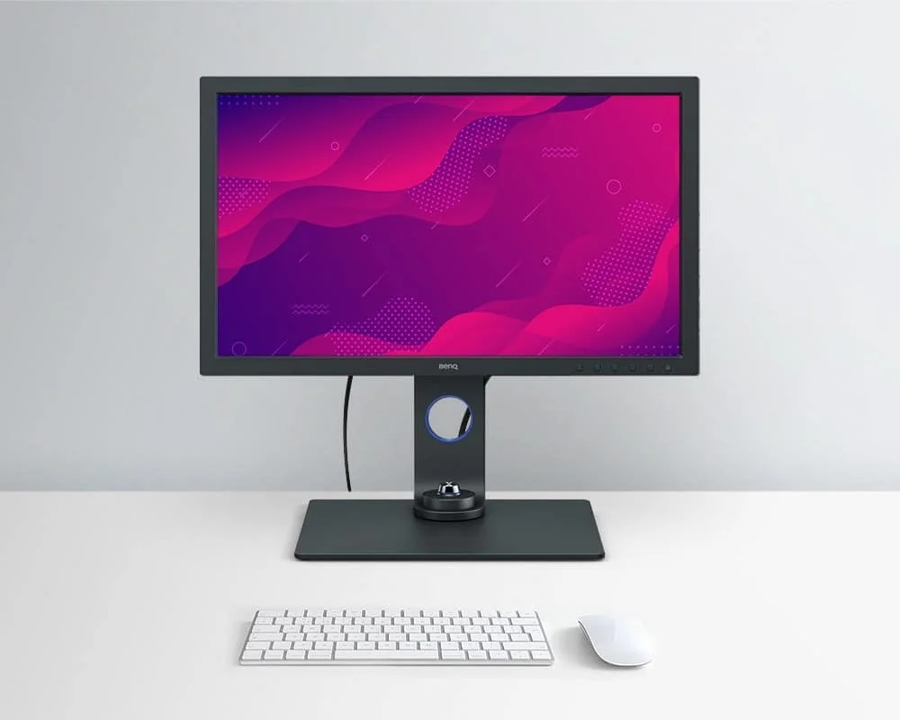 Monitor BenQ PhotoVue SW271C sobre un escritorio