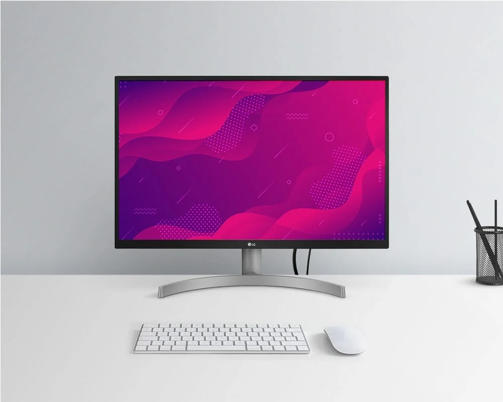 Monitor LG 27UL500-W sobre un escritorio