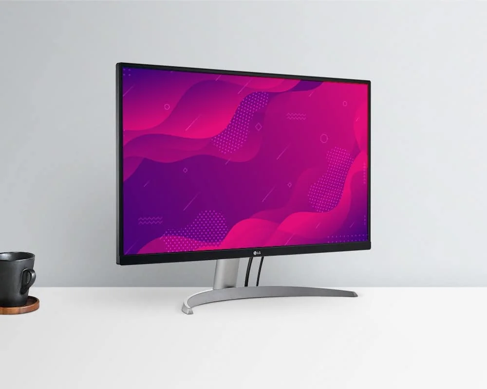Monitor LG 27UP600-W sobre un escritorio